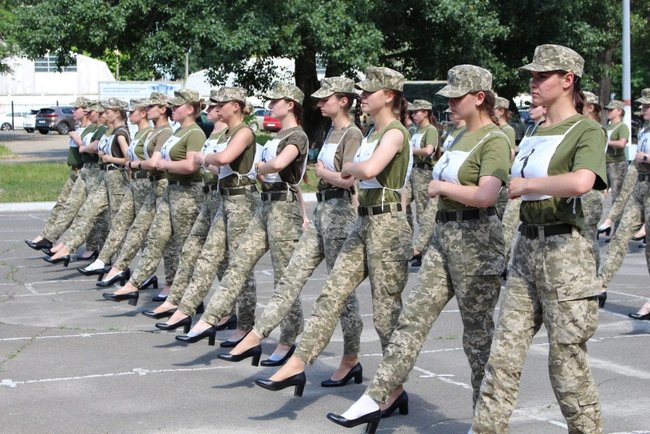 Жіноча коробка тренується для участі у військовому параді до Дня Незалежності в туфлях на підборах 02