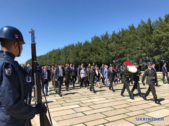 Зеленський поклав квіти до мавзолею Ататюрка в Анкарі 01