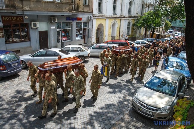 С погибшими на Ривненском полигоне воинами Валерием Тихоновским и Дмитрием Власовым простились в Ужгороде 06