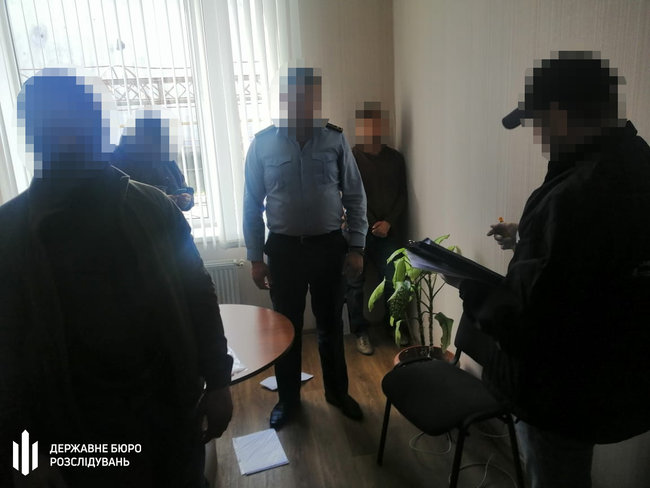 ГБР поймало двух чиновников Одесской таможни на систематических взятках 03