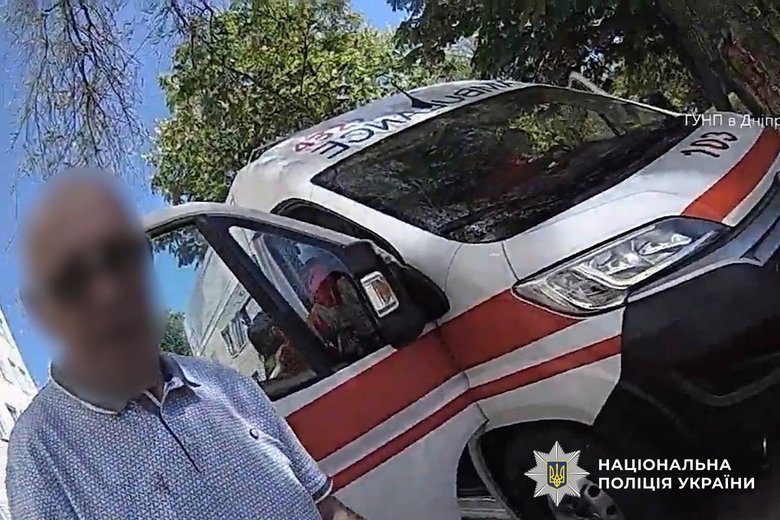 Росіяни FPV-дроном атакували авто з цивільними у Марганці: