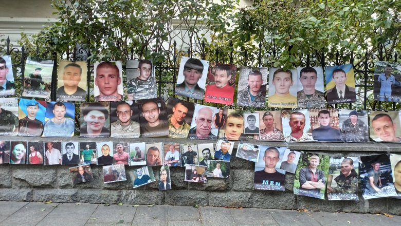 Україно, МИ Є: рідні українських полонених і зниклих без вісті на Донбасі пікетують ОП - матері заявили, що стоятимуть на Банковій 72 години 20 Україно, МИ Є: рідні українських полонених і зниклих без вісті на Донбасі пікетують ОП - матері заявили, що стоятимуть на Банковій 72 години 20