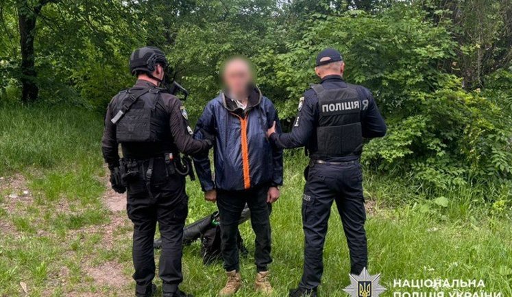 Мужчина устроил стрельбу в общественном месте на Хмельнитчине: есть раненый, стрелок задержан. ФОТО