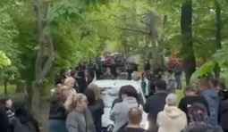 В Одесі група людей заблокувала авто поліції під час сутички