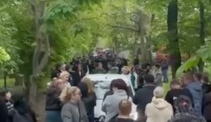 Поліціянти хотіли затримати чоловіка в СЗЧ в Одесі: його відбивав натовп, заблокувавши авто. ВIДЕО