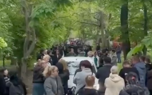 Поліціянти хотіли затримати чоловіка в СЗЧ в Одесі: його відбивав натовп, заблокувавши авто. ВIДЕО
