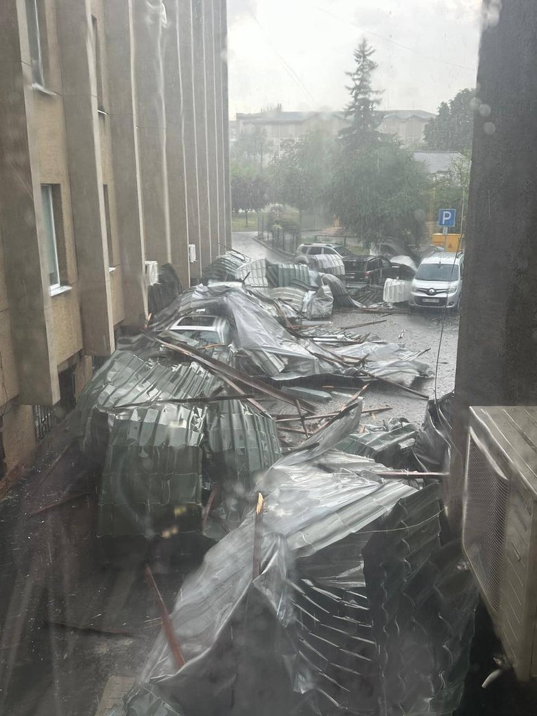 Гроза во Львове 29 июня: поваленные деревья и сорванные крыши
