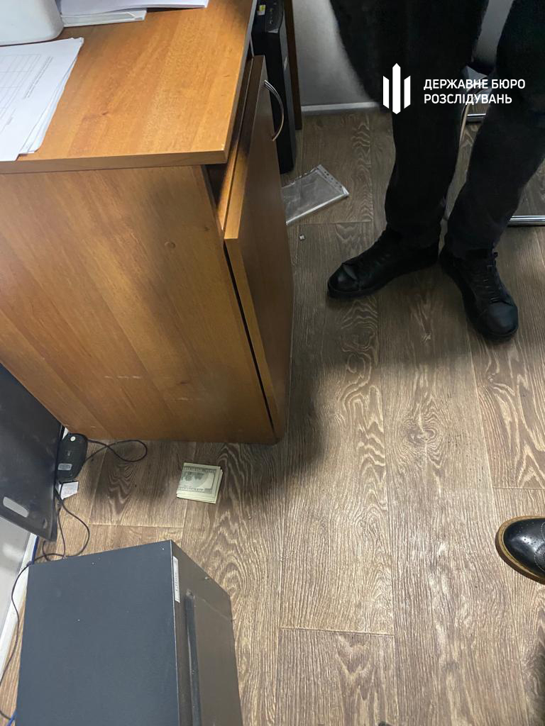 На Одеській митниці вимагали гроші за ввезення товарів, хабарі ховали навіть у туалеті, - ДБР 05