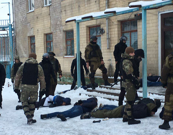20 озброєних чоловіків затримали на Вінниччині при спробі рейдерського захоплення підприємства, - Нацполіція 01