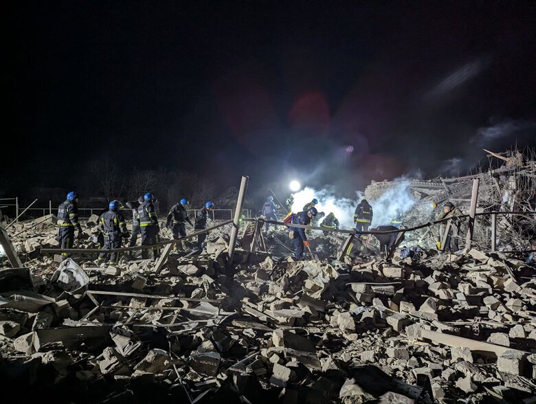Под завалами в Покровске могут находиться еще 6 человек. Спасатели продолжают поисковые действия 01