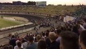 Фани побилися з поліцією в Полтаві під час матчу Ліги Європи між "Ворсклою" і хорватською "Локомотивою". ВIДЕО