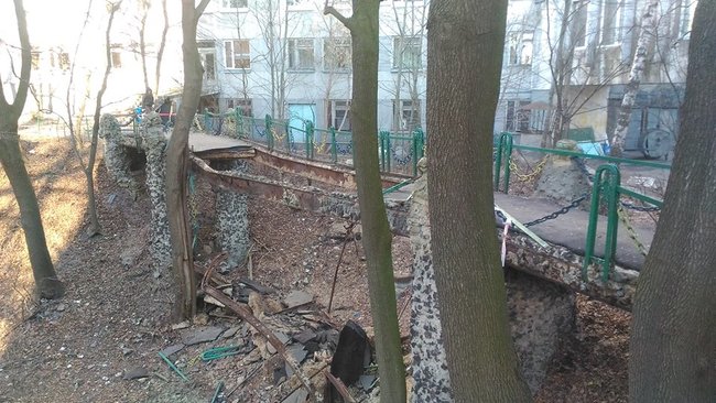 Пішохідний міст обвалився в Шевченківському районі Києва - ніхто не постраждав 01