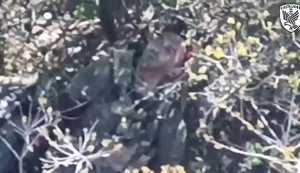 Дронарі "Злих Сапсанів" зафільмували момент, як поранений рашист вкоротив собі віку пострілом у голову. ВIДЕО 18+