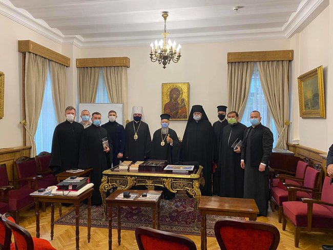 Патріарх Варфоломій отримав у подарунок вишиванку під час візиту делегації ПЦУ в Константинополь 01