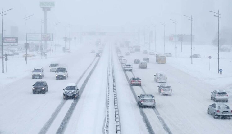 Київ накриють снігопади: В’їзд вантажівок у столицю заборонять