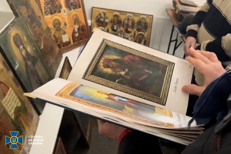 СБУ повернула литовському дипломату ікони, які були вкрадені під час окупації Херсону 03