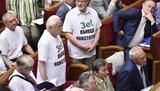 "Зе! Вбивця Конституції": Автори Основного Закону Хмара і Шишкін встали на знак протесту під час виступу Зеленського в Раді. ФОТО