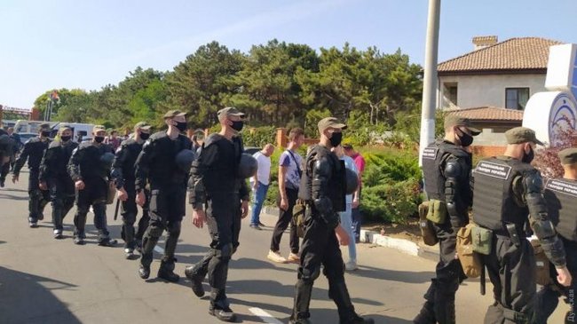 Під час зїзду ОПЗЖ під Одесою відбулися сутички: поліція вивезла півсотні озброєних людей 04