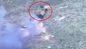 Тіло окупанта здіймається угору і летить над землею після влучання українського дрона. ВIДЕО