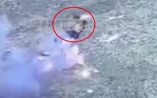 Тіло окупанта здіймається угору і летить над землею після влучання українського дрона. ВIДЕО