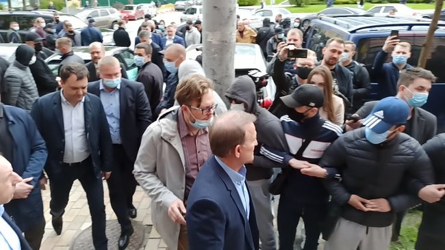 Медведчук прибув до Печерського райсуду Києва на розгляд клопотання про обрання йому запобіжного заходу 08