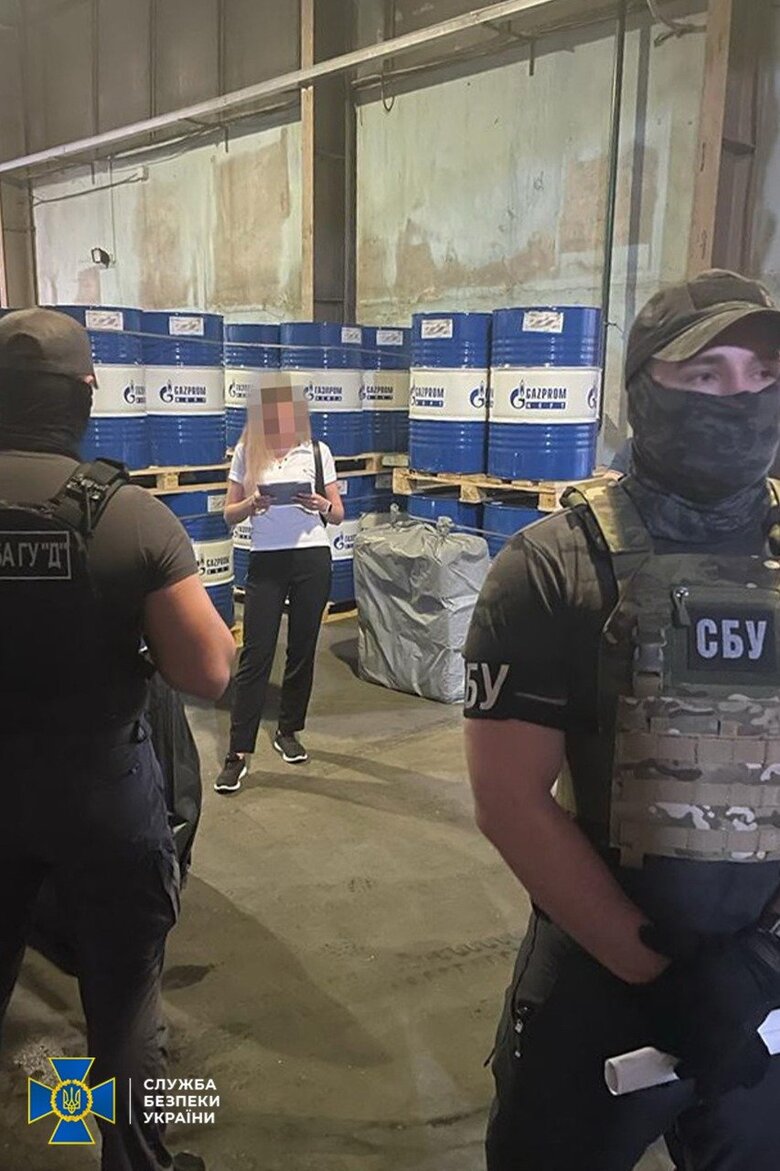 Заблоковано діяльність столичної компанії, яка торгувала російськими нафтопродуктами. Вилучено 27 тонн продукції на 10 млн грн, - СБУ 01