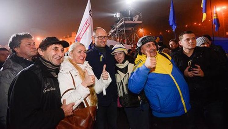 Яценюк пригласил Евромайдан в Межигорье