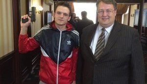 Аваков наградил руфера Мустанга именным оружием и посоветовал МВД РФ "беречь цвет кремлевских звезд". ФОТО