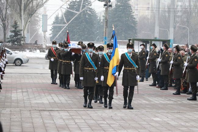 Із загиблим на Донбасі воїном Маріупольської бригади Олегом Андрієнком попрощалися в Запоріжжі 08