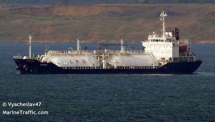 Greeks take grain, scrap metal, oil, and gas from Crimea bypassing sanctions. PHOTOS
