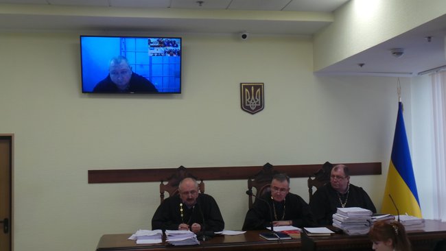 Суд розглядає апеляцію на арешт обвинуваченого у закупівлі неякісних бронежилетів Марченка: під будівлею суду відбувається акція на підтримку генерала 14