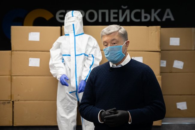 Порошенко передал в больницы Украины 20 тыс. защитных костюмов 04