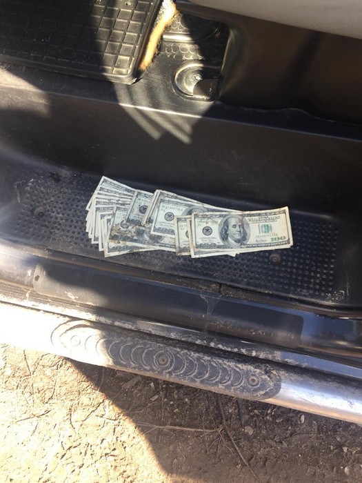 Начальника сервісного центру МВС, який обіцяв вирішити питання в прокуратурі, затримано на хабарі 2 тис. дол., - СБУ 03