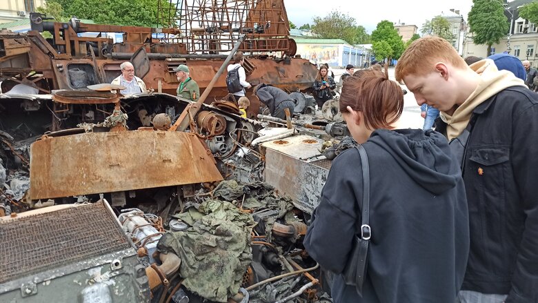 Танк, БМД та Тигр: В центрі Києва відкрилась виставка демілітаризованої техніки російських окупантів 57