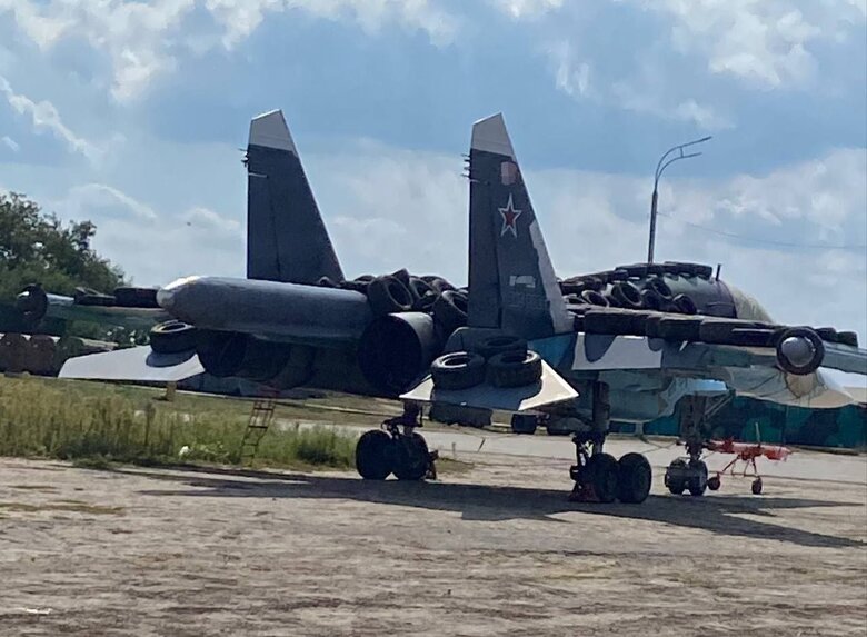 Росіяни ставлять захисні автомобільні шини на винищувачі Су-34 01