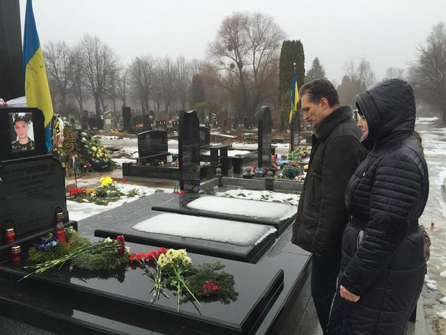 Cын всегда держал свое слово. Одно только обещание не выполнил: говорил, что вернется с войны живым, но погиб в Донецком аэропорту 03 Cын всегда держал свое слово. Одно только обещание не выполнил: говорил, что вернется с войны живым, но погиб в Донецком аэропорту 03