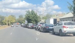 Понад півсотні автомобілів вишикувалися у чергу на АЗС в окупованому Луганську. ВIДЕО