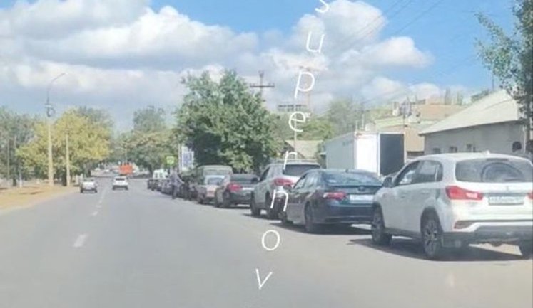 Понад півсотні автомобілів вишикувалися у чергу на АЗС в окупованому Луганську. ВIДЕО