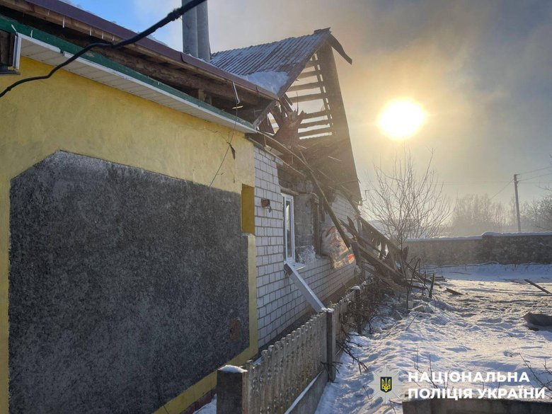 РФ атакувала житловий будинок у Семенівці: є постраждалі