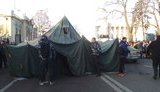 Митингующие против рынка земли установили под Радой палатки. ФОТОрепортаж