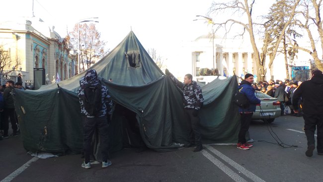 Митингующие против рынка земли установили под Радой палатки 08