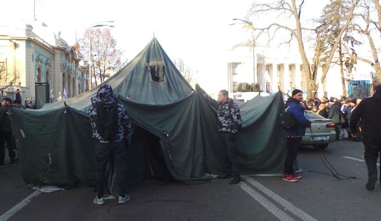 Митингующие против рынка земли установили под Радой палатки. ФОТОрепортаж
