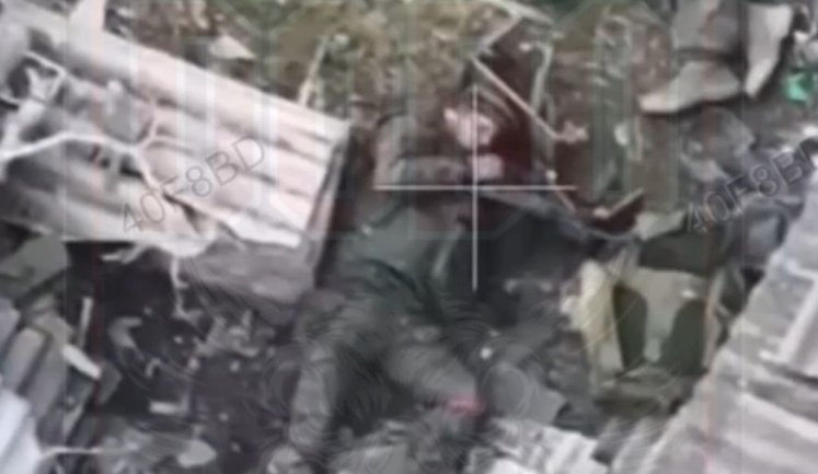 Окупант на полі бою втрачає голову після пострілів українського воїна із автомата. ВIДЕО 18+
