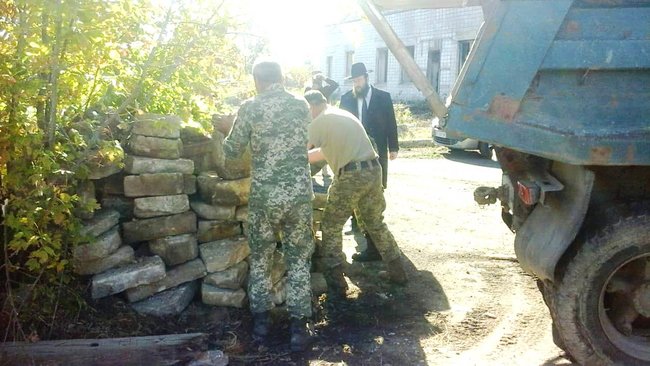 На военной базе возле Черновцов во время ремонта обнаружили сотни еврейских надгробий, - журналист Бриман 01