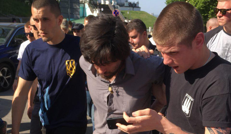 "Робітник монастиря": активісти передали СБУ бразильського найманця "ДНР" Лусваргі. ФОТОрепортаж