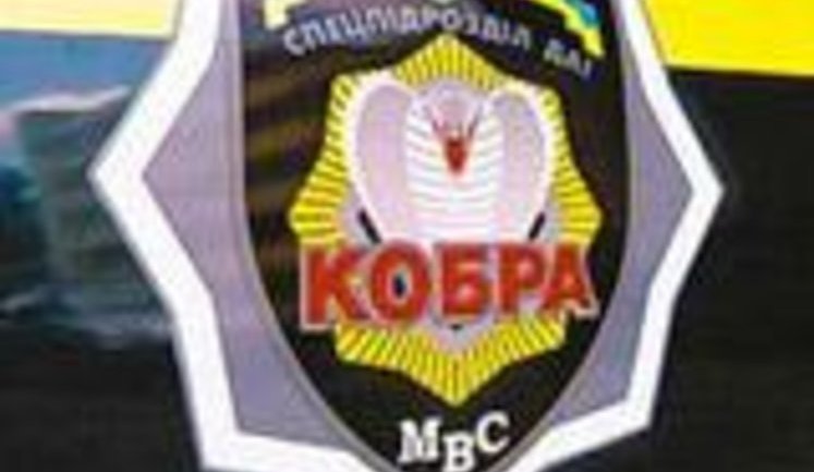 Таксист в форме... инспектора "Кобры" - правоохранители подрабатывают. ВИДЕО