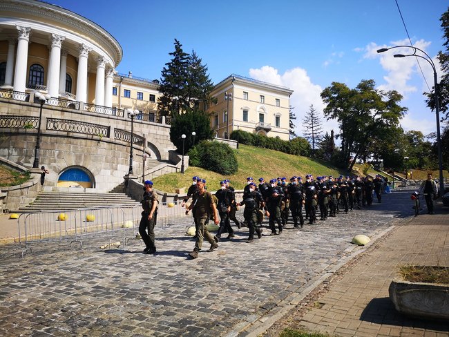 На Аллее Героев Небесной Сотни снесли декорации ко Дню Независимости: есть задержанные (Обновлено) 07