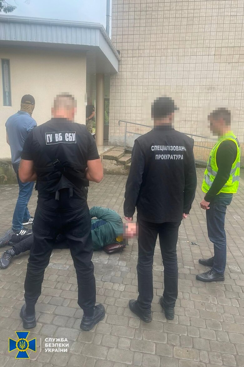 Видавав себе за співробітника СБУ і пропонував за гроші відмазувати від призову: СБУ затримала шахрая 01