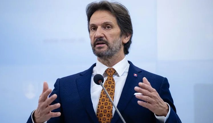 Словакия не воспринимает Россию как угрозу, - министр обороны Калиняк