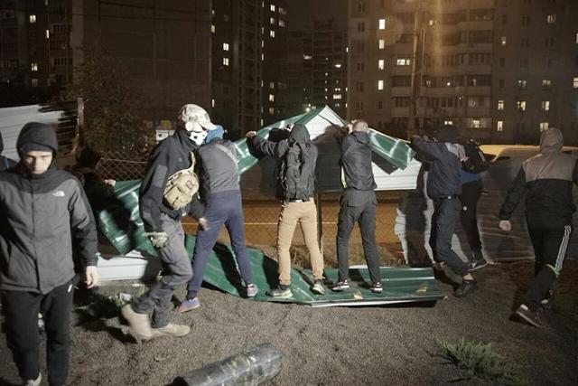 Національний корпус і жителі столичних Позняків розгромили недобудовану АЗС. Виникли сутички з поліцією 04